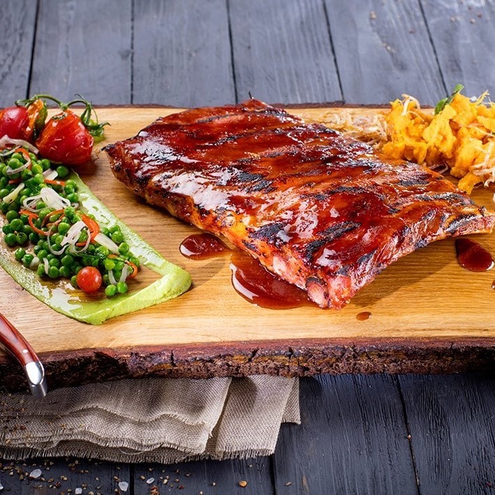 BBQ žebra s medovo-pivní glazurou s hráškem BBQ žebra s medovo-pivní glazurou s hráškem